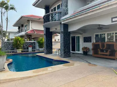 Pool Villa Close to Jomtien Beach 5 Beds for SALE - Haus - Jomtien - 